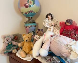 Hurricane/GWTW lamp, dolls, stuffed animals