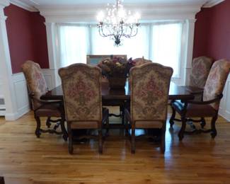 Stunning dining table with 8 chairs & 2 leaves