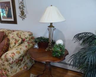 Side table, pair of lamps, bric-a-brac