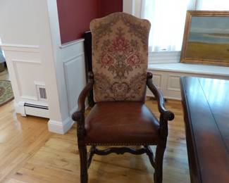 Stunning dining table with 8 chairs & 2 leaves