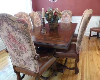 Stunning dining table with 8 chairs & 2 leaves