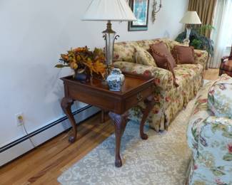 Side table, pair of lamps, bric-a-brac