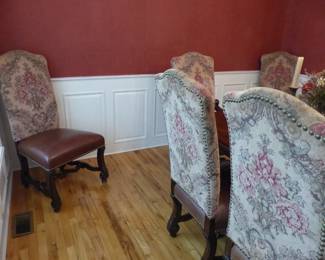 Stunning dining table with 8 chairs & 2 leaves