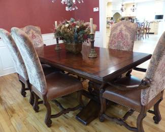Stunning dining table with 8 chairs & 2 leaves