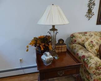 Side table, pair of lamps, bric-a-brac