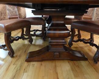 Stunning dining table with 8 chairs & 2 leaves
