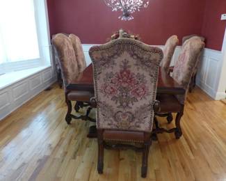 Stunning dining table with 8 chairs & 2 leaves