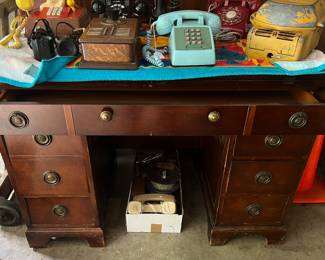 Sligh Vintage Knee Hole Desk/Table,