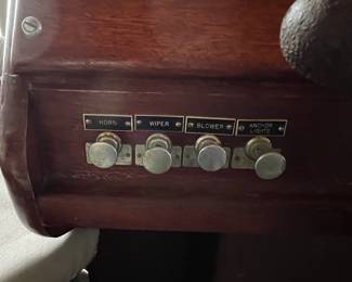 Chrysler Vintage Boat Console (bilge pump knob – search light knob – horn knob – wiper knob – blower knob – anchor lights knob – gauges – steering wheel – controls),