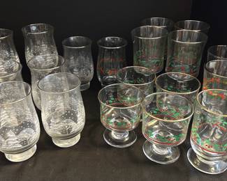 Vintage Arbys Holly Berry  Winter Snow Drinking Glasses 19 Total