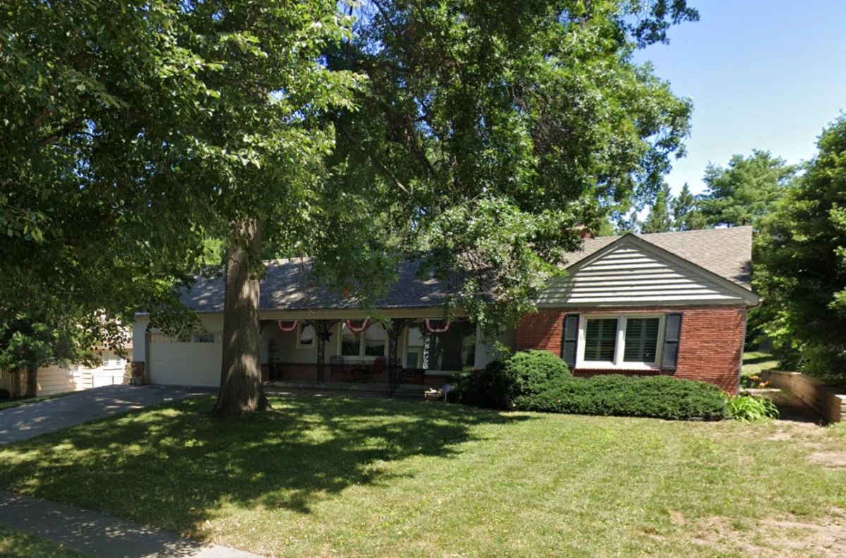 Packed Vintage & Antique Off Ward Parkway KCMO starts on 6/20/2024