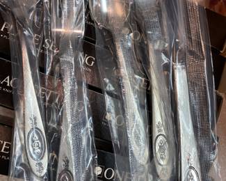 Oneida Flatware 5-piece setting NIB
