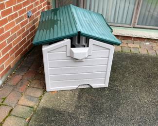 Rubbermaid Dog house