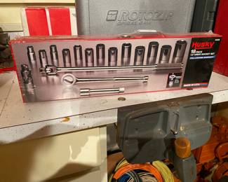 NEW Husky 18 Piece 1/2" Drive Socket Set