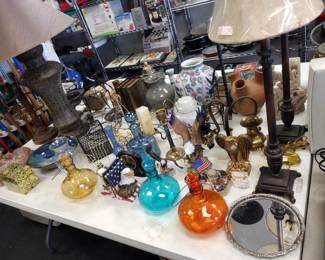 Cable full of miscellaneous glass and other decorative items