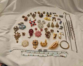 Vintage Brooches And More 