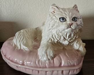 Vintage Townsends Ceramic Persian Cat on Heart-Shaped Pink Pillow, 1971