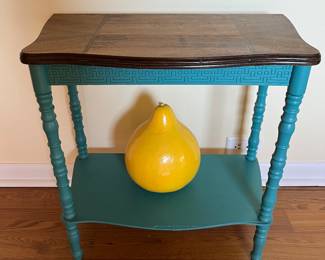 End table and pear decor 