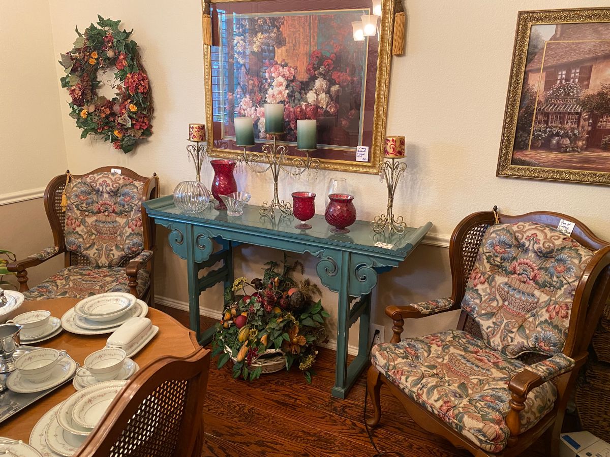Wow this beautiful home offers some lovely treasures!! Love this pair of retro side chairs with classic upholstery and rattan sides. And the sofa table or accent table. It’s a beautiful shade of turquoise. Pretty candle holders, vases and cozy art work!! 