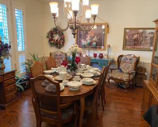 Lovely vintage dining table & matching China cabinet. Table seats 6. 