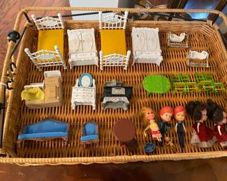 Metal doll house furniture & dolls 