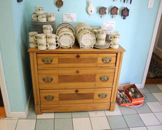 Cottage dresser