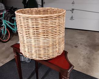 Large woven planter and hallway demilune