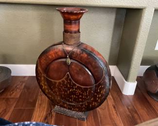 Round Rustic Metal Vas