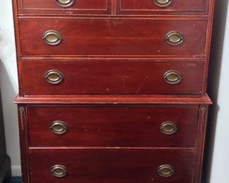 Vintage Federal Style Mahogany Chest on Chest.  Well-made, detail-oriented wood chest of 5-drawers with three drawers over two graduated drawers with brass federal style pulls