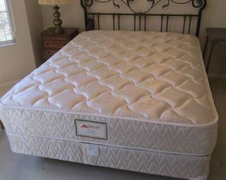 Queen size adjustable bed w/Ashley Deluxe Mattress and beautiful metal bed frame.