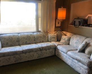 Sectional sofa 10' x 7'10"
(Buyer to verify measurements
$100