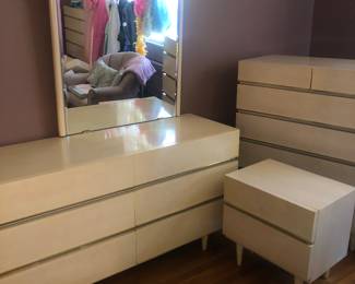 Mid century Bedroom set
Bureau with mirror, 2 tall matching dressers, 1 nightstand, Queen headboard $250
$