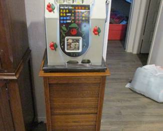 1940's Mills 25 cent slot machine with oak base