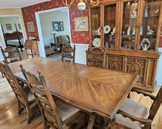 Dining Room Set with 3 leaves.