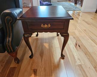 Gorgeous Leopold Stickly Queen Anne style cherry end table manufactured in the 1990s.