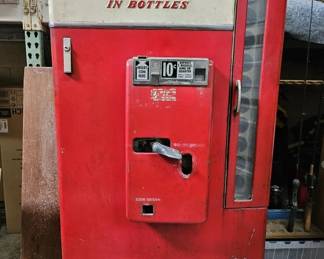 Lot 618 | Vintage Coca-Cola Vendo Vending Machine
