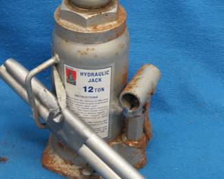 Lot 215. 12-ton bottle jack