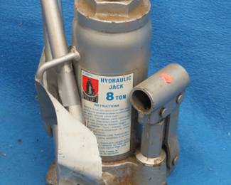 Lot 216. 8-ton bottle jack