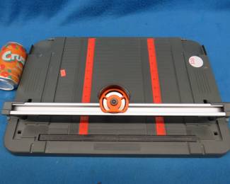 Lot 323. Fiskars rotary paper trimmer. Includes rotary blade and four-sided cutting strip.