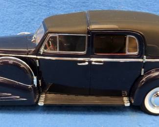 Lot 12. Signature Models 1938 Cadillac Fleetwood V-16 Town Car.  1:18 scale die-cast car