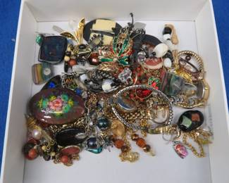 Lot 26. Costume jewelry