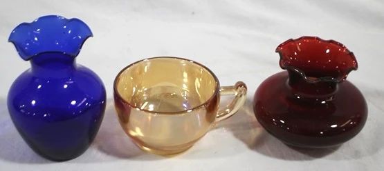 266 - 3 Vintage colored glass items
