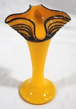 256 - Vintage art glass 7.5" vase w/ threading
