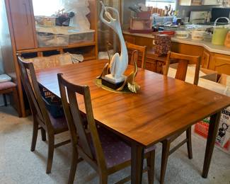 Beautiful MCM dining table !