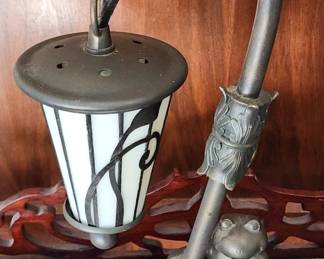 VINTAGE QUOIZEL COLLECTIBLES LAMP POST FROG TABLE LAMP WITH HANGING LANTERN