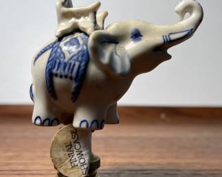 PORCELAIN WHITE AND BLUE ELEPHANT LAMPSHADE FINIAL