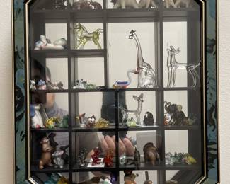 MIRRORED DISPLAY CASE WITH ASSORTED DECOR FEATURING MINIATURE GLASS FIGURINES