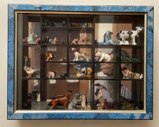 MIRRORED DISPLAY CASE WITH ASSORTED DECOR FEATURING 1950'S HAGEN RENAKER MINIATURE FIGURINES