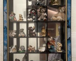 MIRRORED DISPLAY CASE WITH ASSORTED DECOR FEATURING CHU MING WU LIMITED EDITION "WEE GEM" BEAR "PEARL" AND WEE