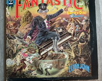 Elton John – Captain Fantastic And The Brown Dirt Cowboy / MCA-2142